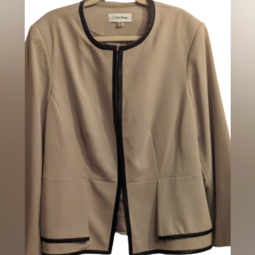 NWT Calvin Klein cream contrast black trim fully lined 3 hook clasps down front